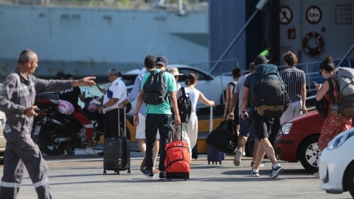 Holidaymakers continue to leave in droves from Piraeus port, ahead of Aug. 15 holiday