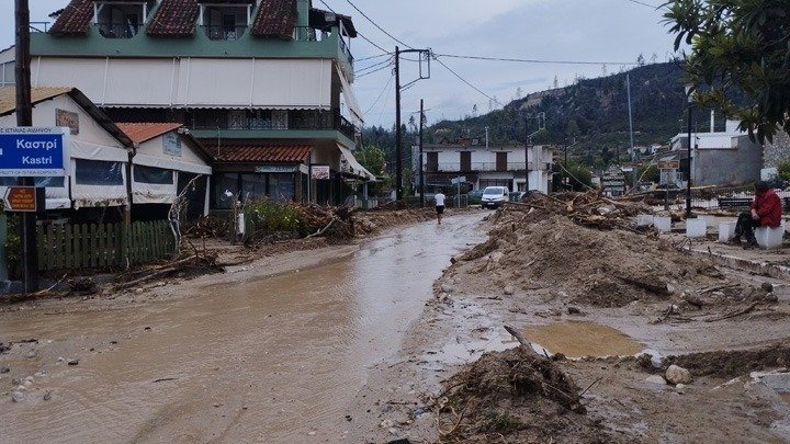 Work continues to restore power, road access in Thessaly, Evia villages; Volos water distribution continues