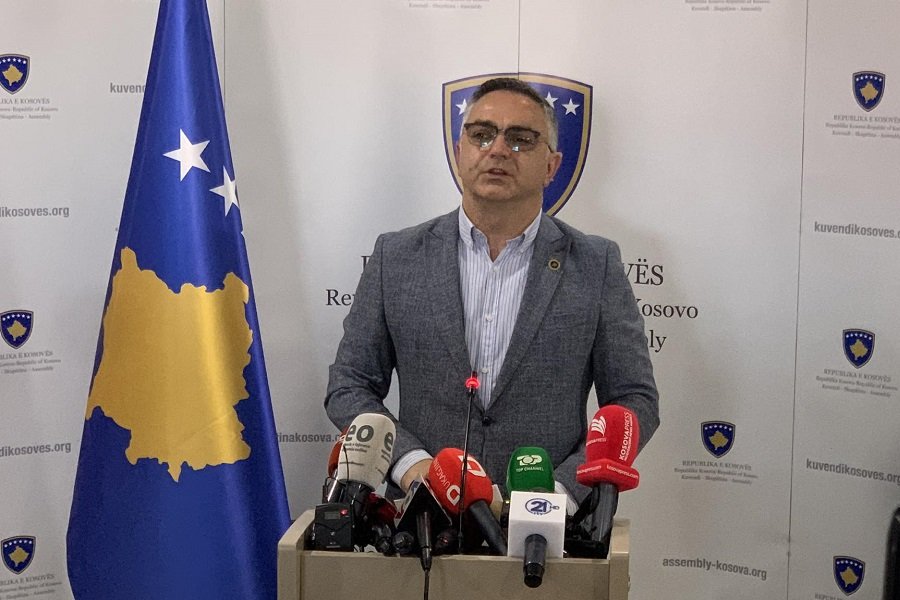 Central European Midday Report: &quot;Debate on U.S. Report in Kosovo Assembly and Ban on Bicolor Ribbon&quot;
