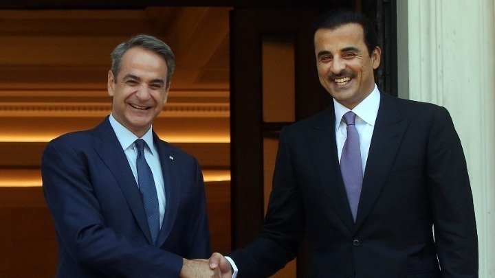 PM Mitsotakis meets Emir of Qatar; two bilateral agreements signed