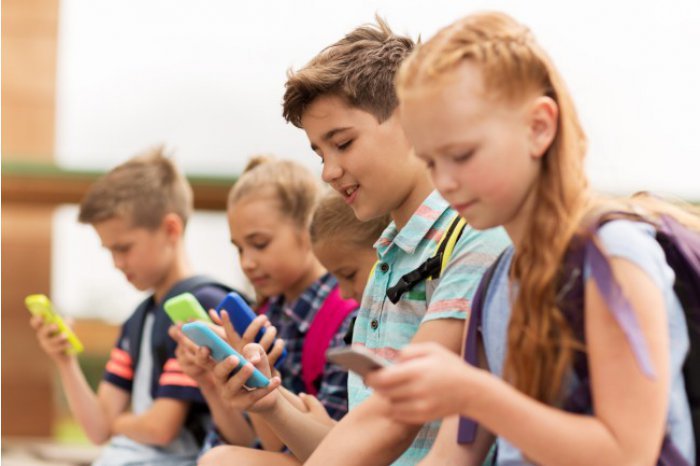 Bye-Bye Smartphones: Moldova's Schools to Enforce Mobile Phone-Free Zones