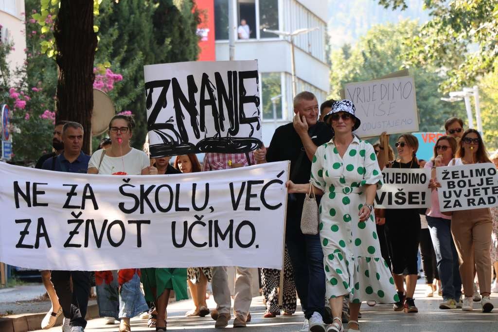 Bosnian Teachers Hit the Streets - PHOTOS