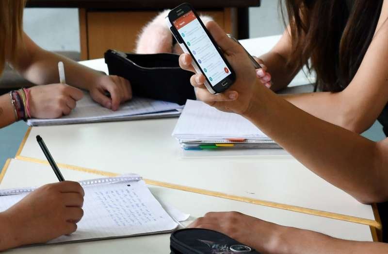 European schools crack down on mobile phone use