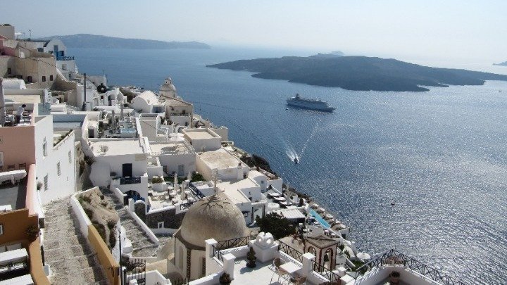 Tourist influx boosts Greece’s economy