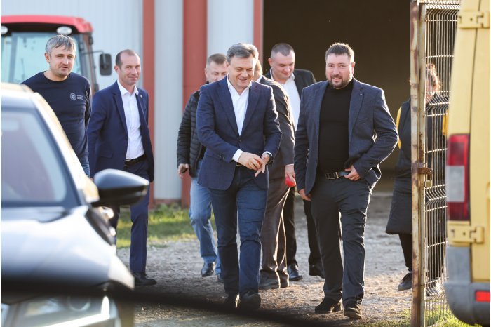 Moldovan PM visits fruit-growing business in Donduseni district