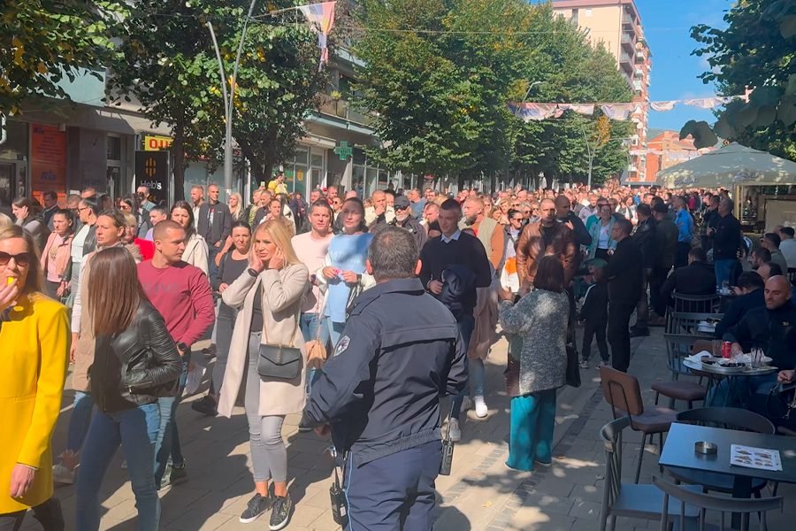 Serbian protesters provoke Albanians in a cafeteria