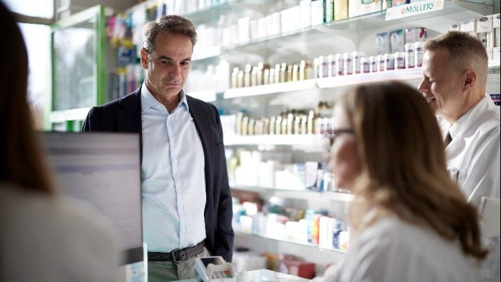 PM Mitsotakis collects free cancer test kit, stresses importance of early diagnosis