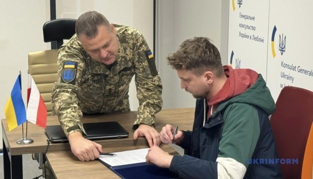 First volunteers from Ukrainian Legion sign contracts with Ukraine’s Armed Forces