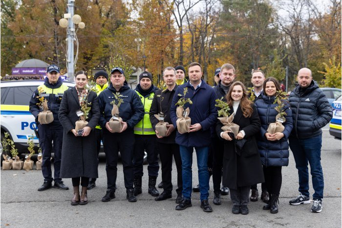 Preparations for Forest's Generation afforestation campaign in Moldova: environment minister, policemen give small oak trees to drivers