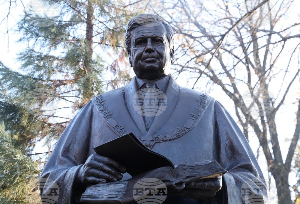 Monument to Аcad. Blagovest Sendov Unveiled in Front of Sofia University's Faculty of Mathematics and Informatics