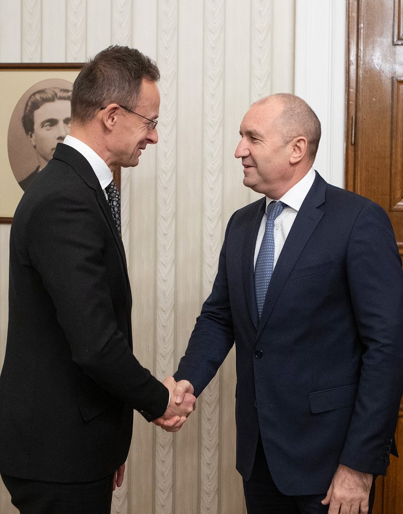 Radev Meets Hungarian FM Szijjarto, Emphasizes Regional Connectivity and Cooperation