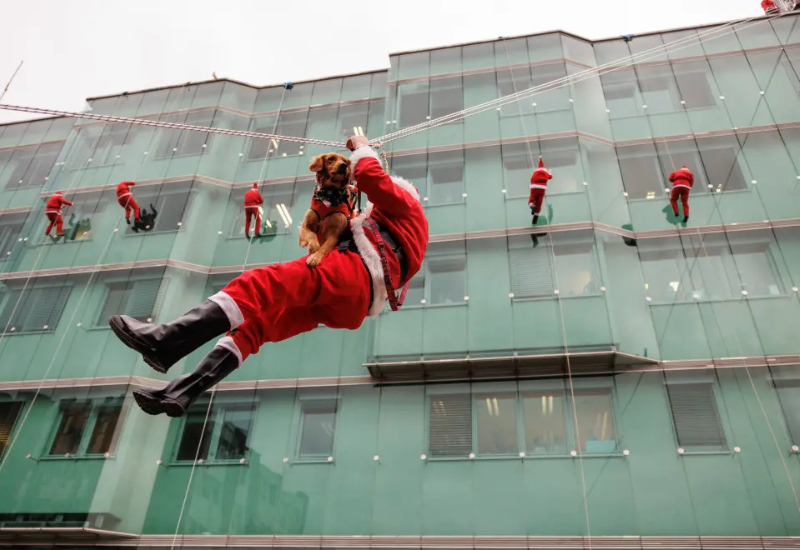 Abseiling Santas brighten holidays for children in Slovenian hospitals