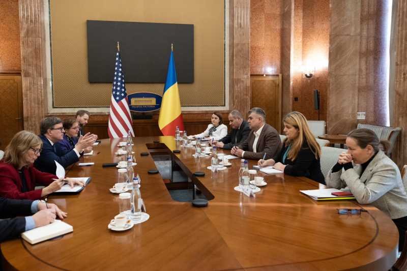 Prime Minister Marcel Ciolacu Discusses Romania-U.S. Strategic Partnership with U.S. Official