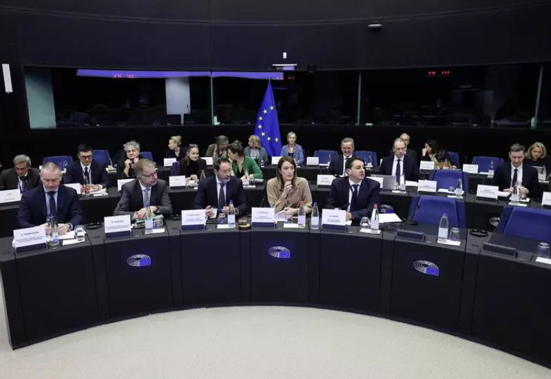 EU resists pressure from US tech giants