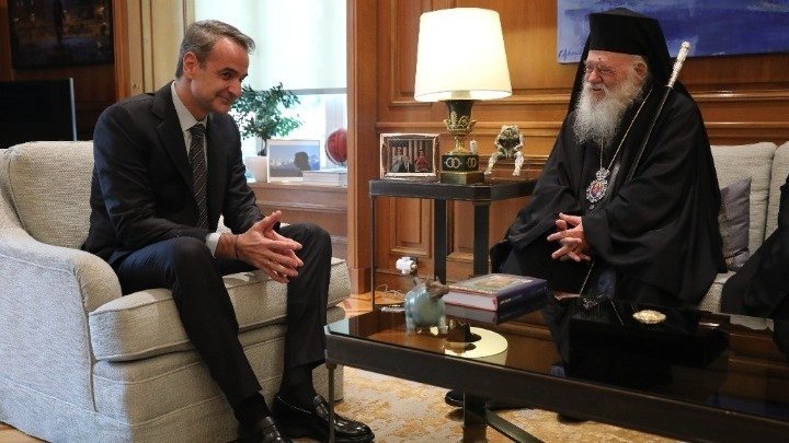 Prime Minister Mitsotakis Meets Archbishop Ieronymos, Pays Tribute to Late Archbishop of Albania