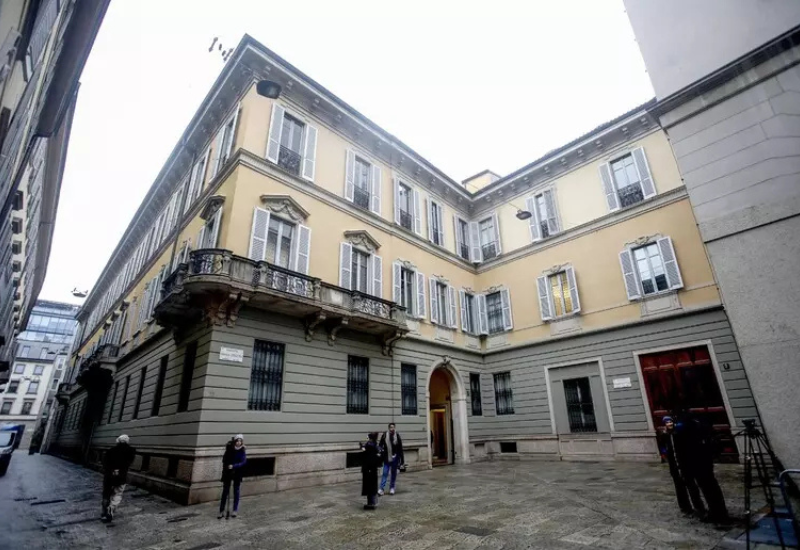 Moody's lowers Mediobanca's outlook