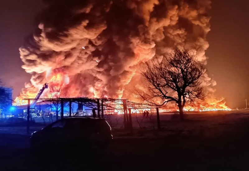 Massive fire destroys plastics warehouse in Maribor