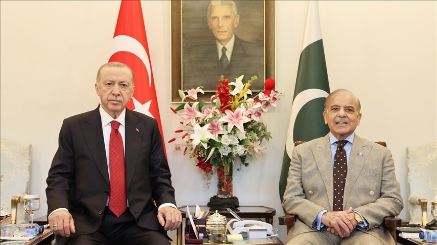 Erdogan Meets Pakistan’s PM Shehbaz Sharif in Islamabad