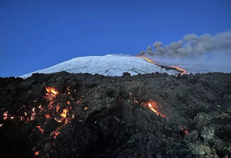 Tourist chaos at Mount Etna: lava, smoke, blocked roads