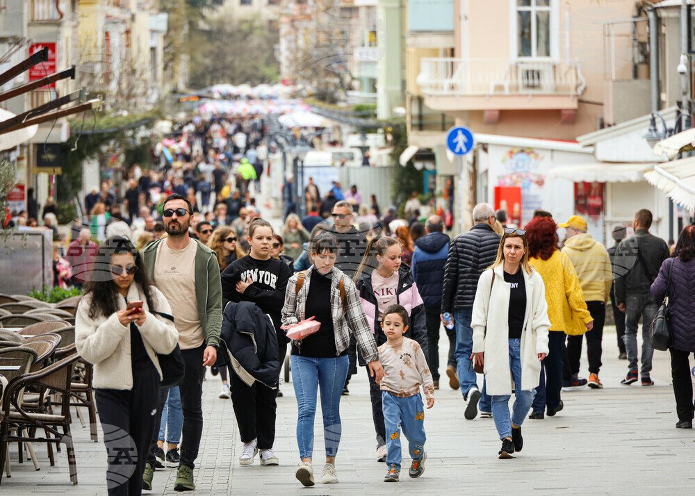 Public Opinion Poll Reveals Political Approval Ratings in Bulgaria